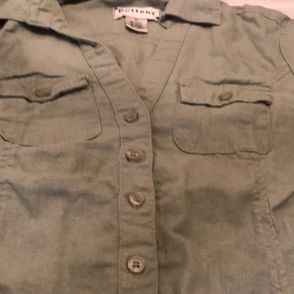 Medium sized button down green linen/rayon top with front buttoned pockets. - Picture 4 of 6